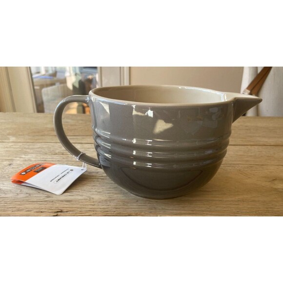 NEW Le Creuset Stoneware Batter Mixing Bowl 2 qt. Flint Gray - Picture 5 of 8